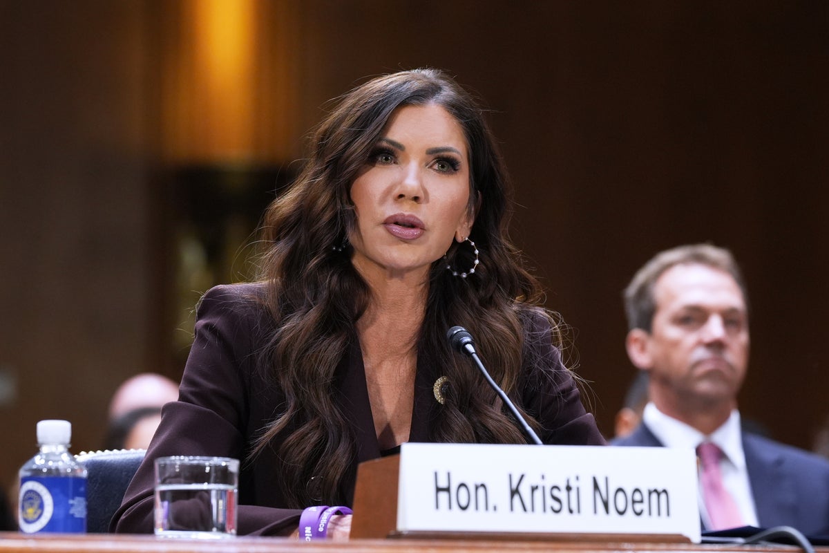 Изображение к статье: Ноэм названа «некомпетентной» сенатором-республиканцем, в то время как зал аплодирует его призыву к ее отставке: прямые обновления