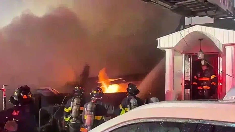 文章配图： 八名纽约市警察局（NYPD）警员在皇后区一户住宅内应对持刀男子时遭遇大规模爆炸而受伤