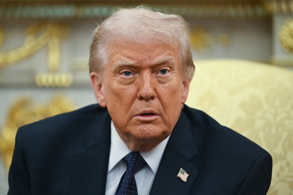 Изображение к статье: Трамп, Рубио и Хегсет не могут согласовать свои версии о причинах войны с Ираном, пока Ближний Восток взрывается.