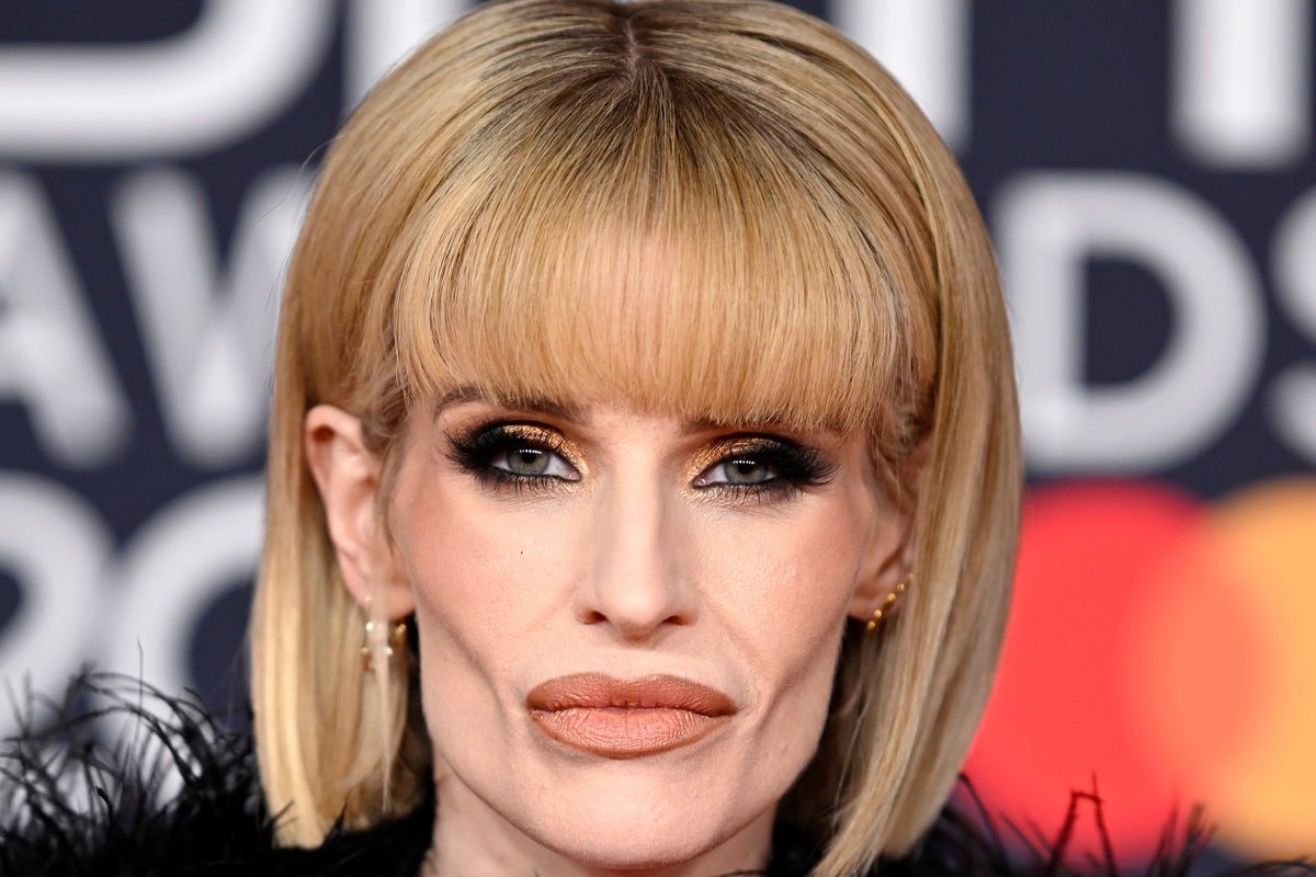 기사 이미지: 켈리 오스본, 외모 비난에 "내가 힘들 때 나를 짓밟는 비판가들"에 분노