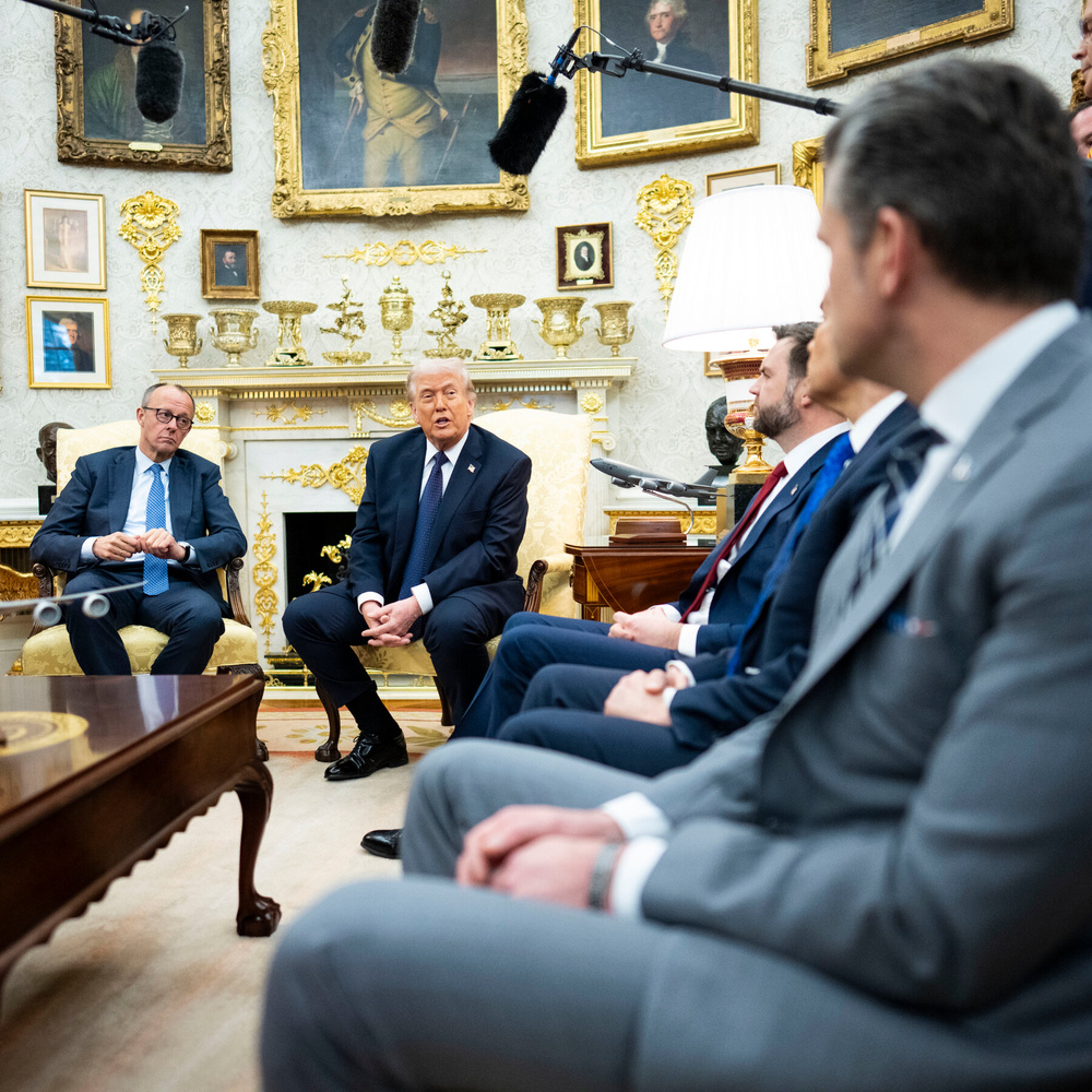 Изображение к статье: Трамп пытается пресечь утверждения среди сторонников о том, что Израиль втянул его в войну.