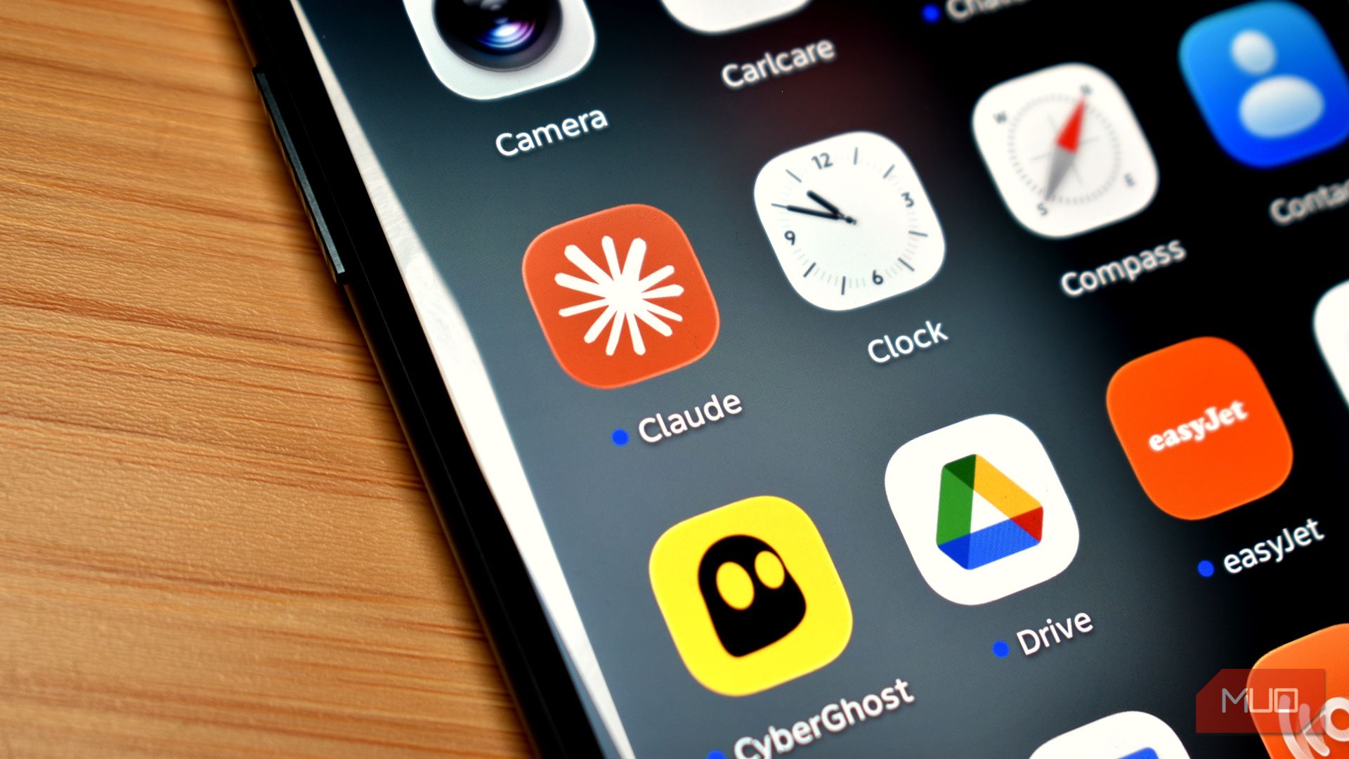 Изображение к статье: Тенденция "QuitGPT" растет, поскольку пользователи отказываются от ChatGPT в пользу Claude.