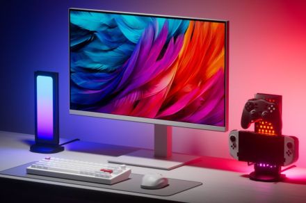 Image illustrant l'article : Le support de bureau pour panneau perforé Nanoleaf facilite l'organisation de vos accessoires.