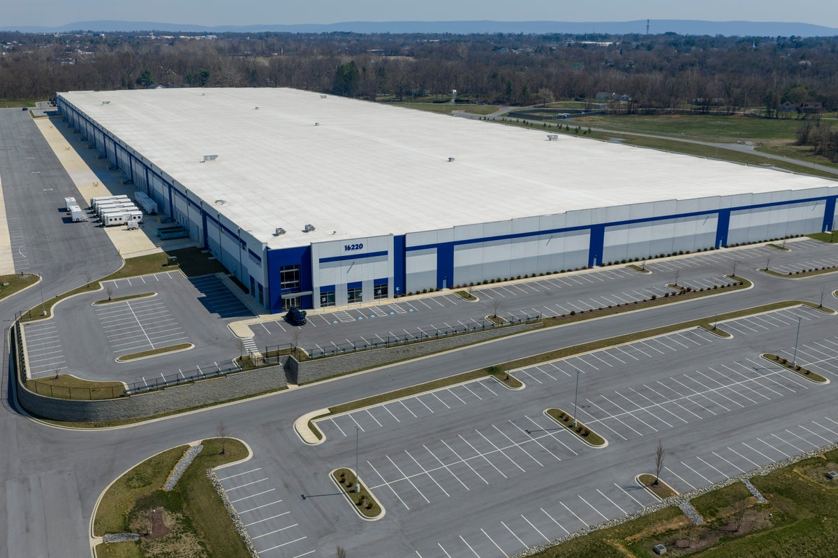 Изображение к статье: Как американские общины отреагировали на планы по преобразованию складов в центры содержания под стражей для иммигрантов