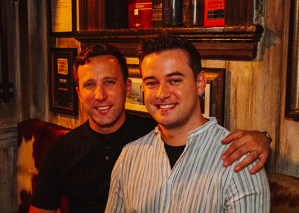 기사 이미지: 이 커플은 2만 개의 주유소에 전화를 거는 봇을 코딩했습니다. 그들은 처음부터 가격 추적기를 만들고 있습니다.