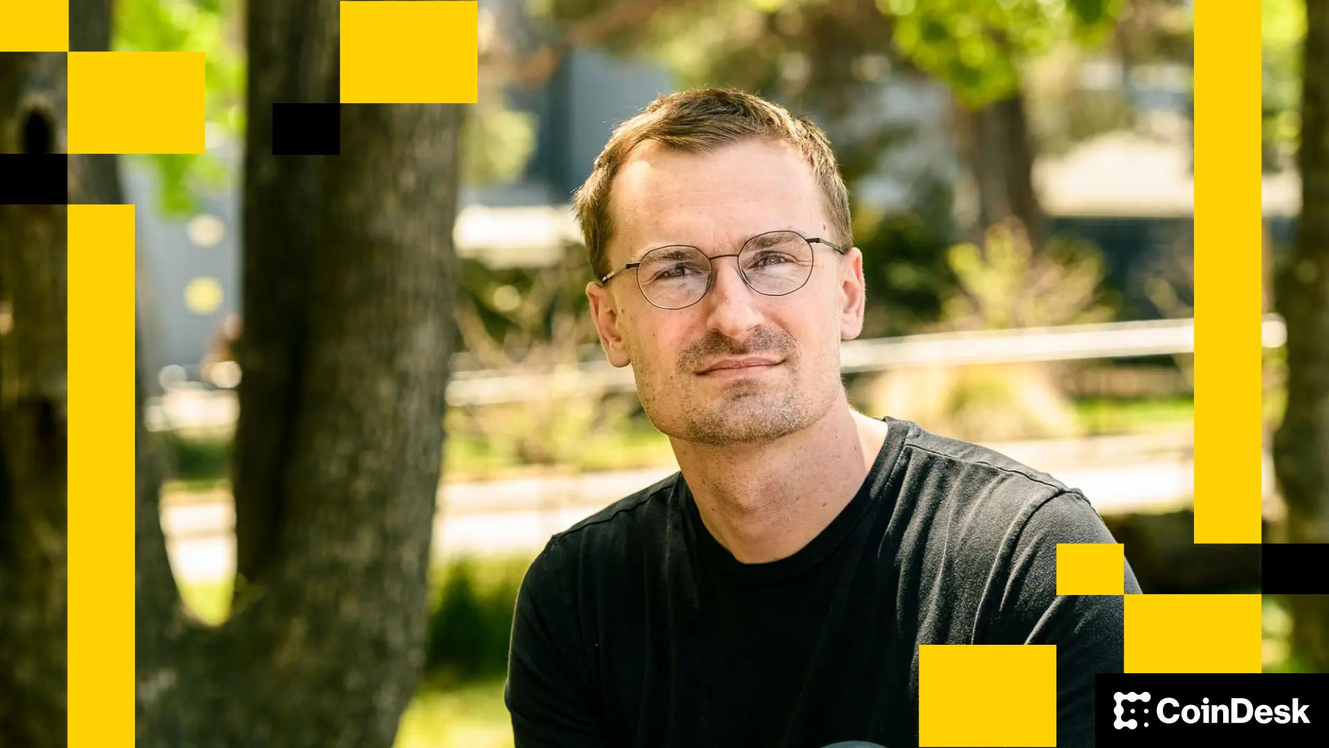 Изображение к статье: Base от Coinbase сталкивается с негативной реакцией разработчиков из-за продвижения токенов для создателей