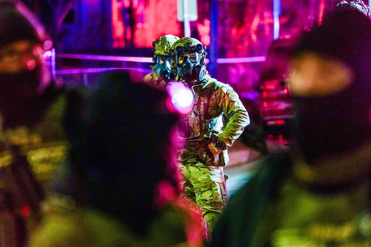 기사 이미지: 미네소타 ICE 시위 중 신분증이 도난당한 후, 15명의 FBI 요원들이 괴롭힘을 당했다고 연방 정부가 밝혔습니다.