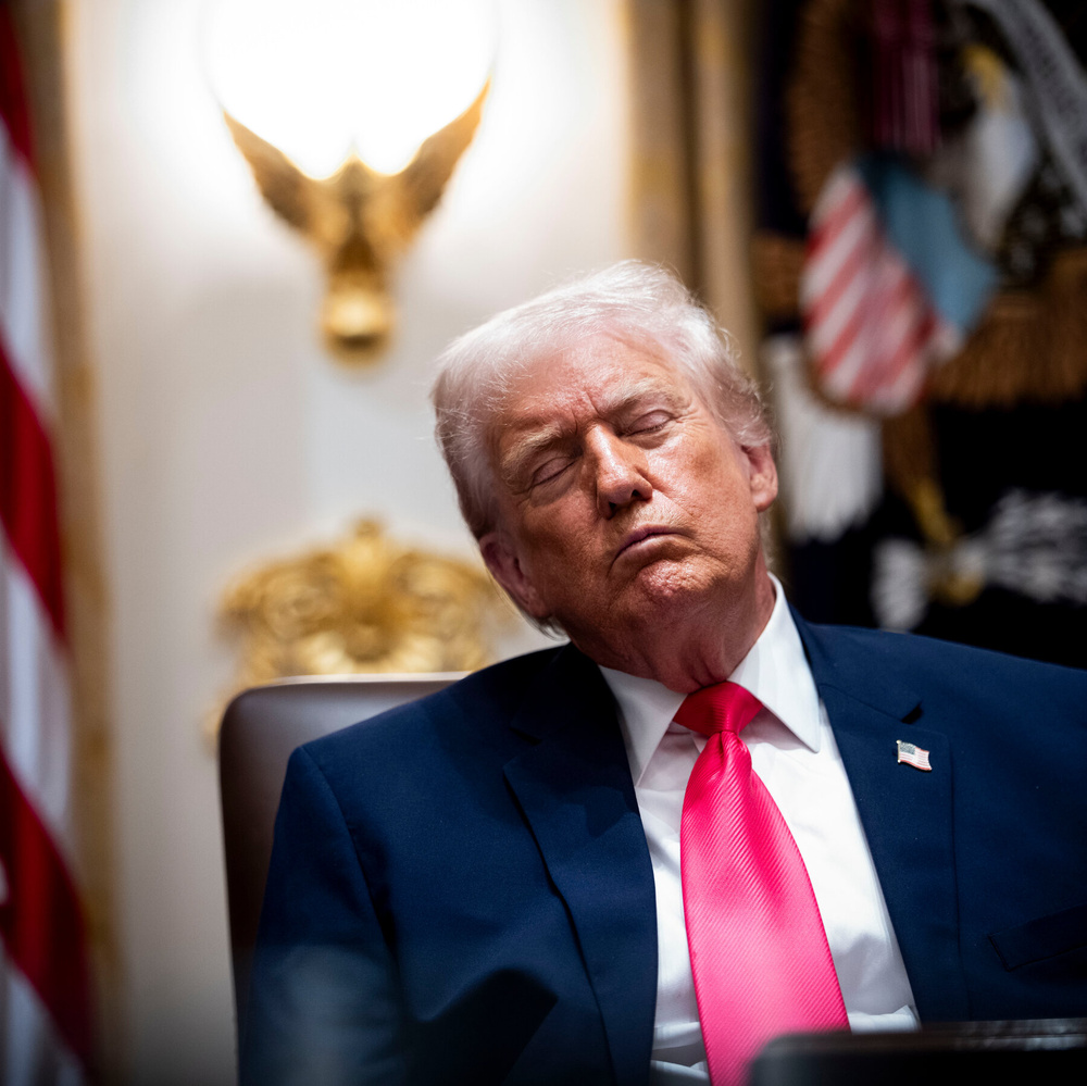 기사 이미지: 트럼프, 내각 회의 중 잠을 참으려는 듯 보인다