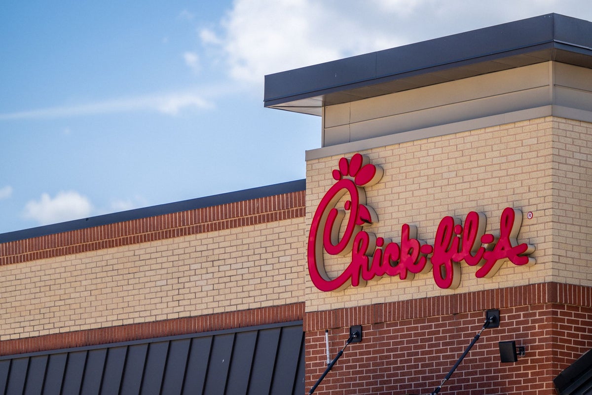 記事の画像： 元従業員の話によると、TikTokのダンス動画が拡散された後、Chick-fil-Aの従業員8人が解雇された。