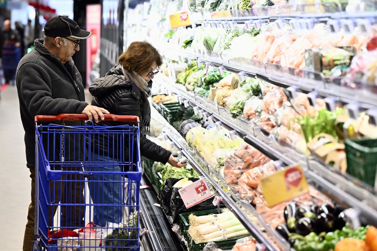 文章配图： 受伊朗战争影响，英国可能出现土豆、牛奶和鸡肉等食品短缺。