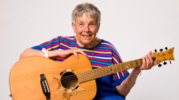 Изображение к статье: Рут Джонс Макви, соосновательница долгосрочного фолк-фестиваля Марипоса, умерла в возрасте 99 лет