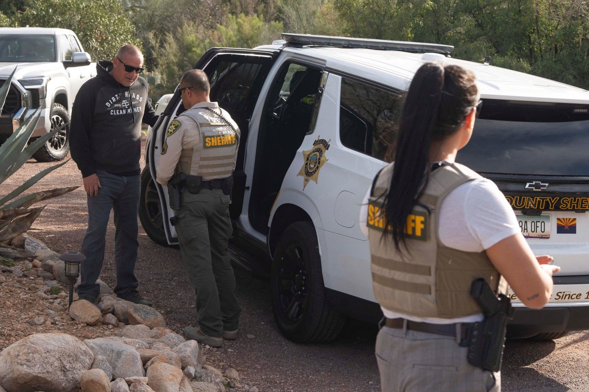 기사 이미지: 사바나 거스리의 실종된 어머니를 찾는 데 소셜 미디어 탐정들이 어떻게 도움을 주고 방해가 되고 있는가
