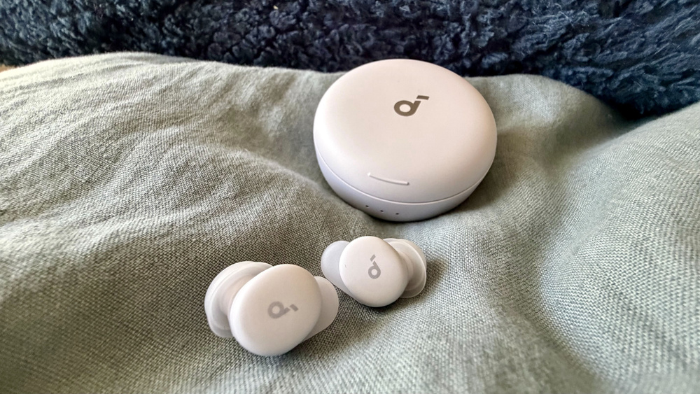 文章配图： 我们痴迷于 Soundcore 睡眠耳机，目前两副套装最高可享 50 美元优惠。