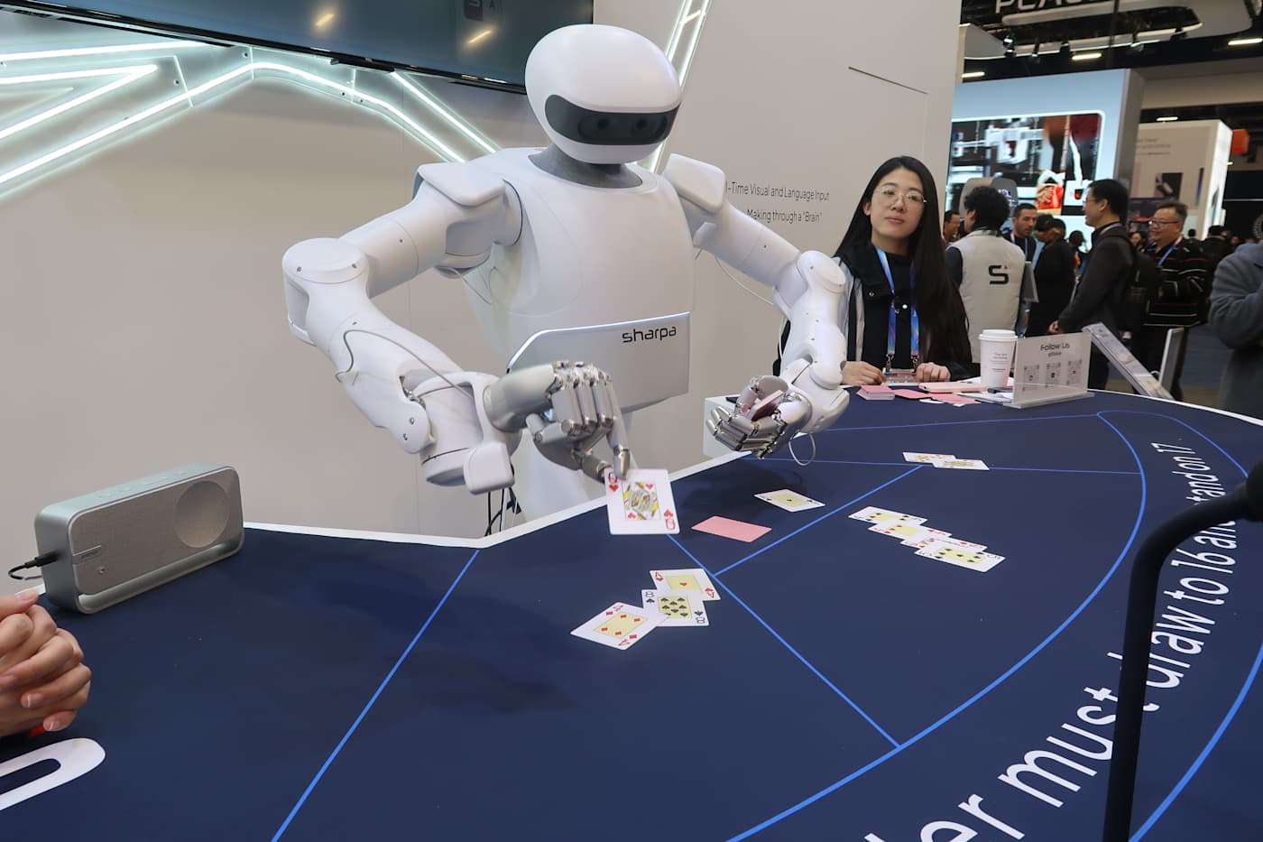 Изображение к статье: Человекообразный робот Sharp, играющий в пинг-понг и раздающий блэкджек, работает сверхурочно на CES 2026