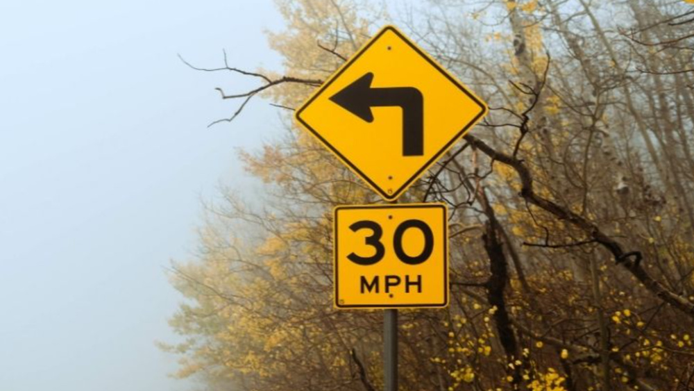 기사 이미지: 도로 표지판이 해커들의 새로운 표적이 되고 있습니다. 전문가들은 자율주행차와 자율 드론이 도로 표지판에 쓰인 악의적인 지시로 인해 오도될 수 있다는 사실을 발견했습니다.