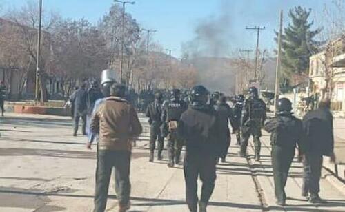 Изображение к статье: Иран останавливается, несколько человек убиты и ранены, в том числе член КСИР, на фоне бушующих протестов.