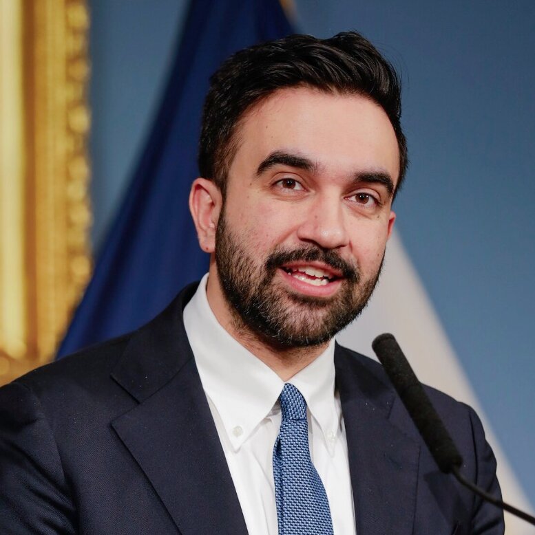 Изображение к статье: В разгар открытия спринта Мамдани остановился, чтобы пообщаться со Стивеном Спилбергом.