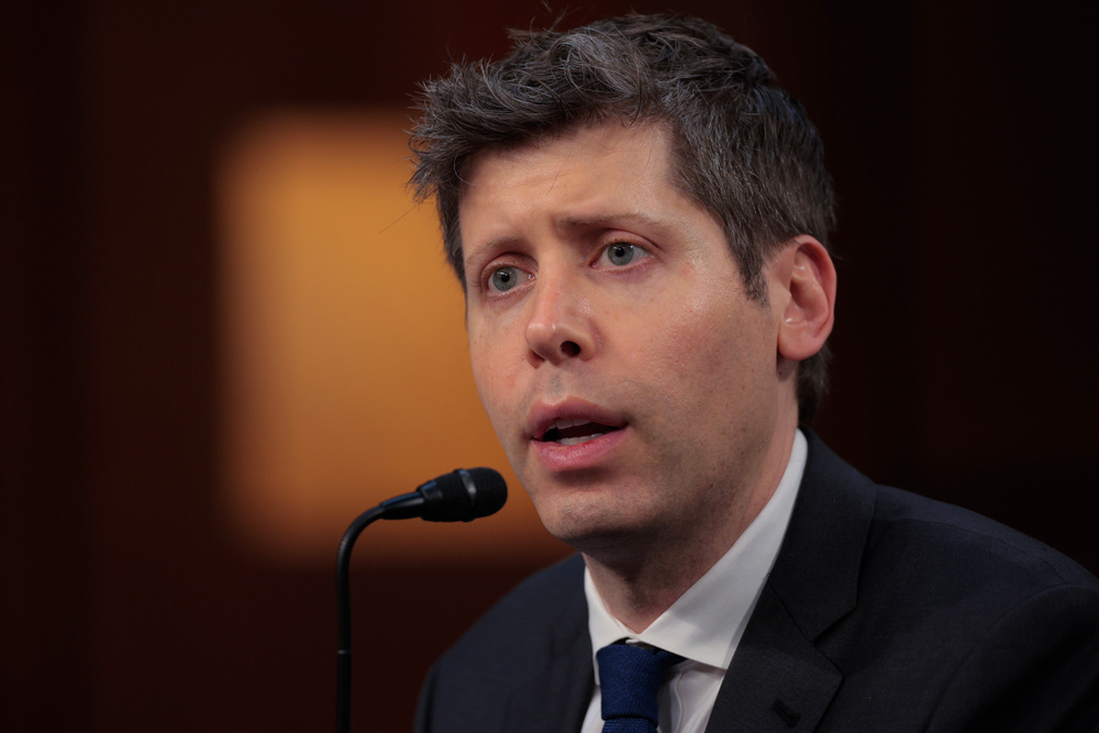 기사 이미지: 샘 알트먼은 앤트로픽의 슈퍼볼 광고가 ChatGPT 광고에 대해 '부정직하다'고 말했지만, 재밌다는 데는 동의했다.