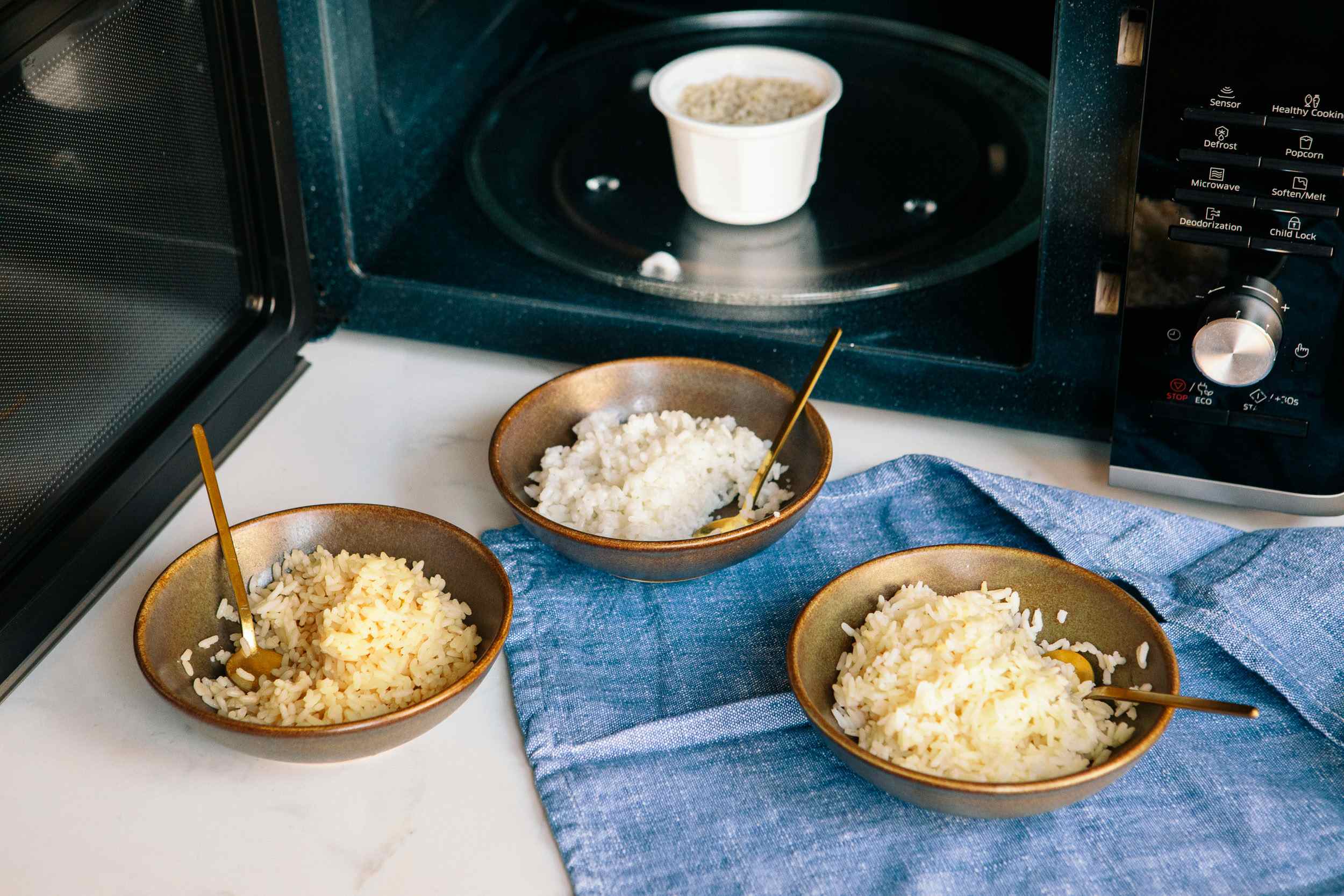 Изображение к статье: Блестящая посуда, разработанная как для использования в микроволновой печи, так и для хранения продуктов, сейчас со скидкой 40%.