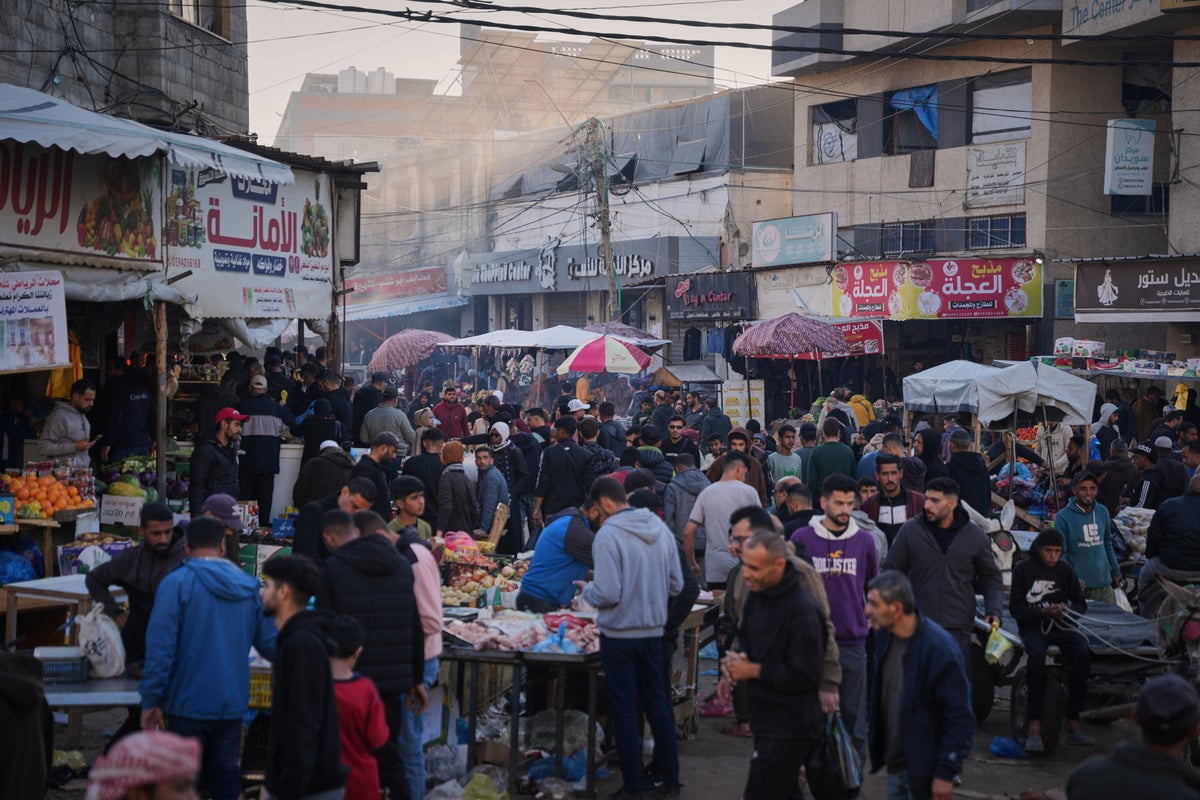 Изображение к статье: Паническая скупка и запасание в Газе после закрытия пограничных переходов после ударов США и Израиля по Ирану.