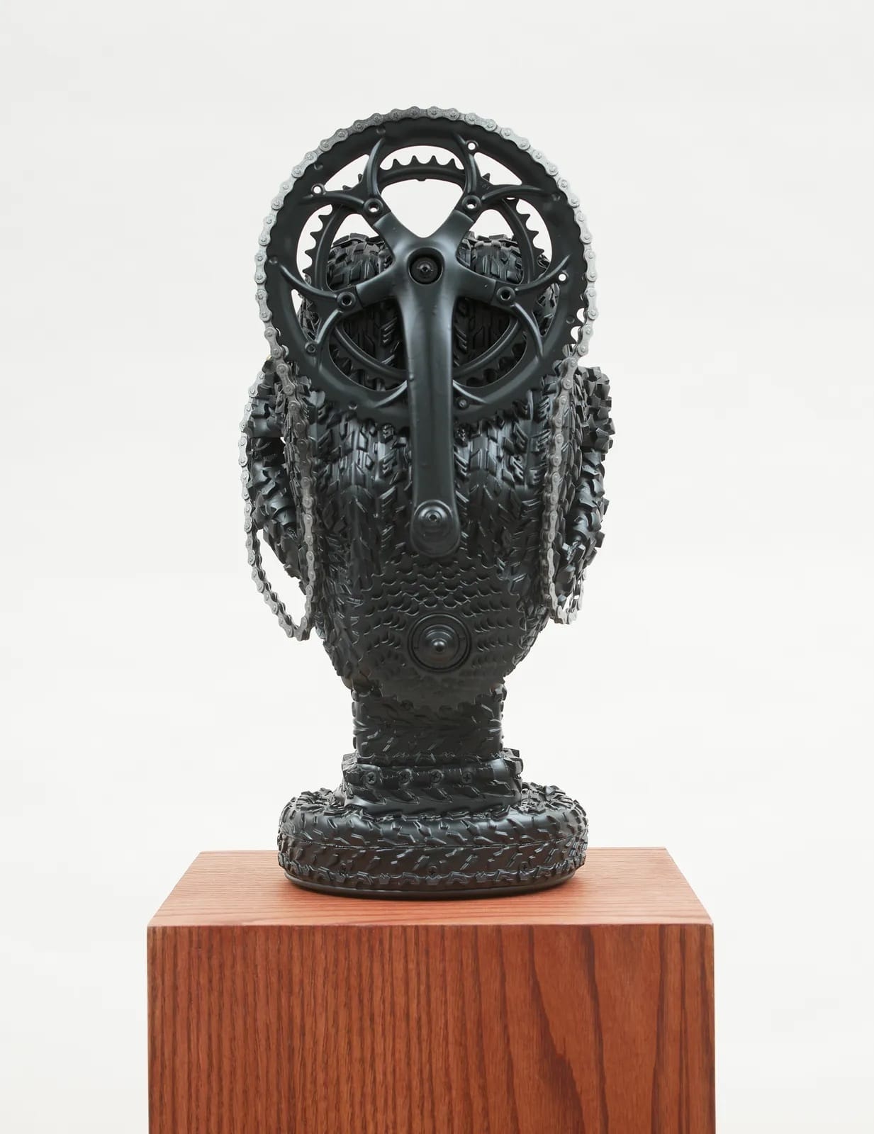 文章配图： 金·达克斯以挑衅姿态重塑流畅轮胎、链条与齿轮的雕塑