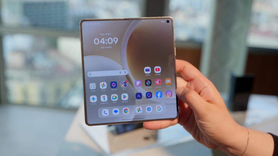 Image for the article: Motorola's Upcoming Razr Fold Pairs a Massive Battery With a Sleek Design