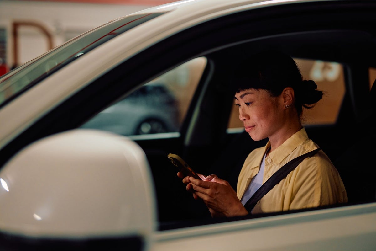 記事の画像： 科学的に見て、なぜ人間は長い一日の後に駐車した車の中に座るのが好きなのか