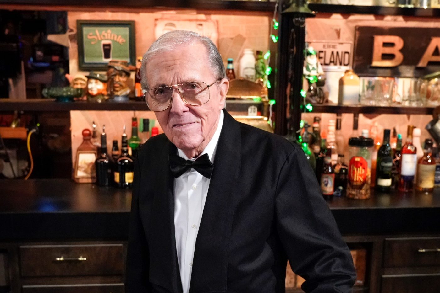 Изображение к статье: Чарльз С. Стивенсон-младший, сыгравший Смитти-бармена в сериале «Уилл и Грейс», умер в возрасте 95 лет