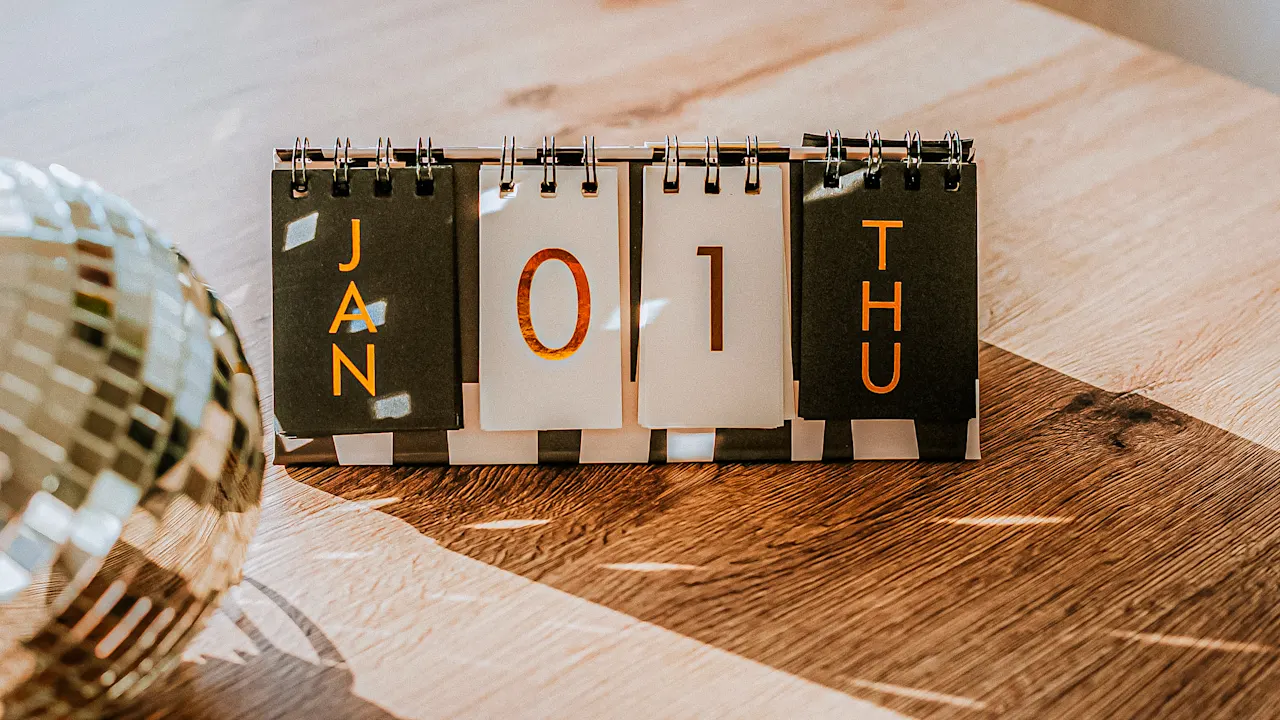 Изображение к статье: Новый год 2026: Открыты ли банки, продуктовые магазины и рестораны?