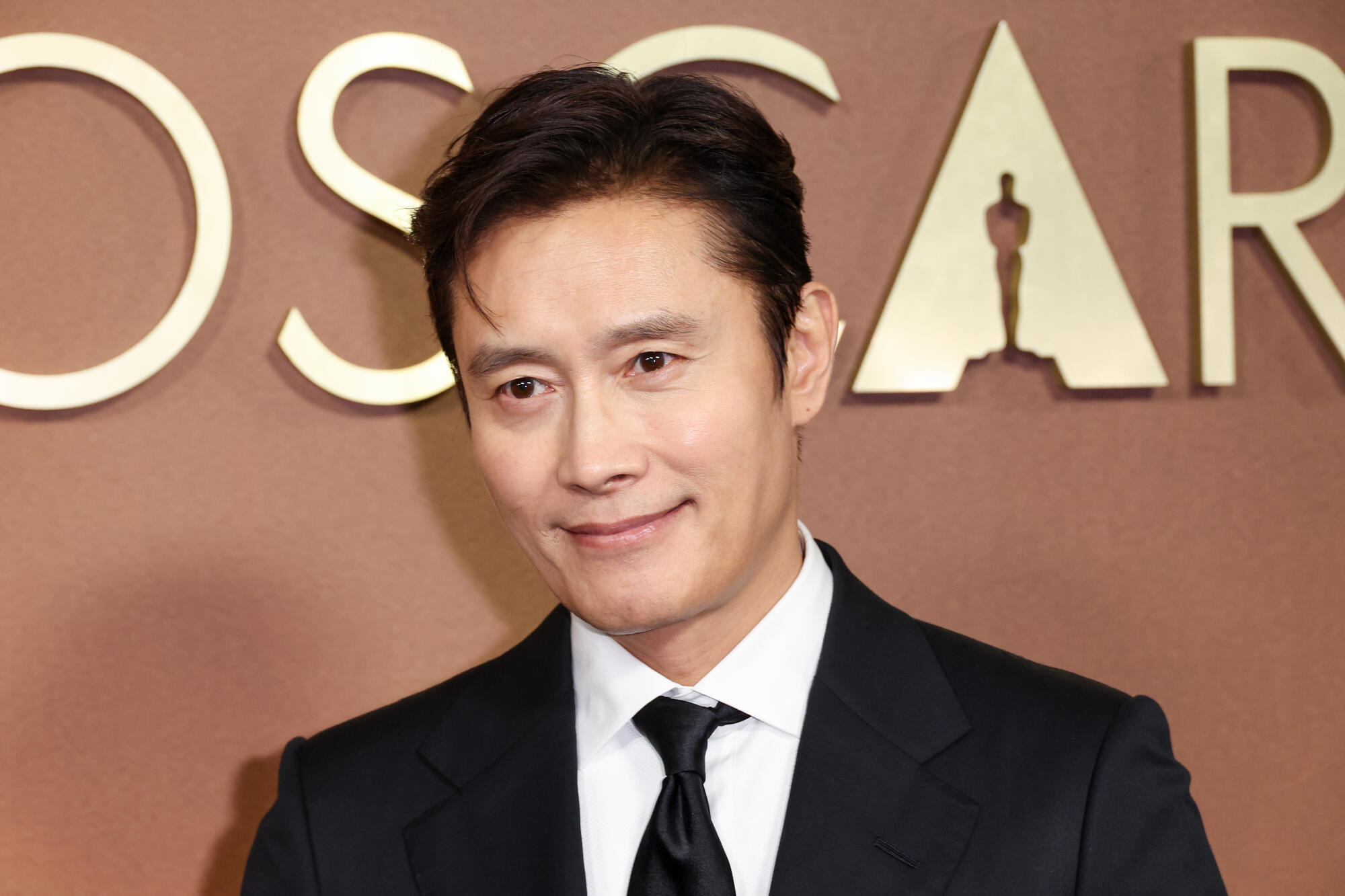 Изображение к статье: Звезда фильма "Другого выбора нет" Ли Бён-хон о своей исторической номинации на "Золотой глобус" и последнем фильме Пак Чхан-ука: "Я знал, что буду много смеяться".