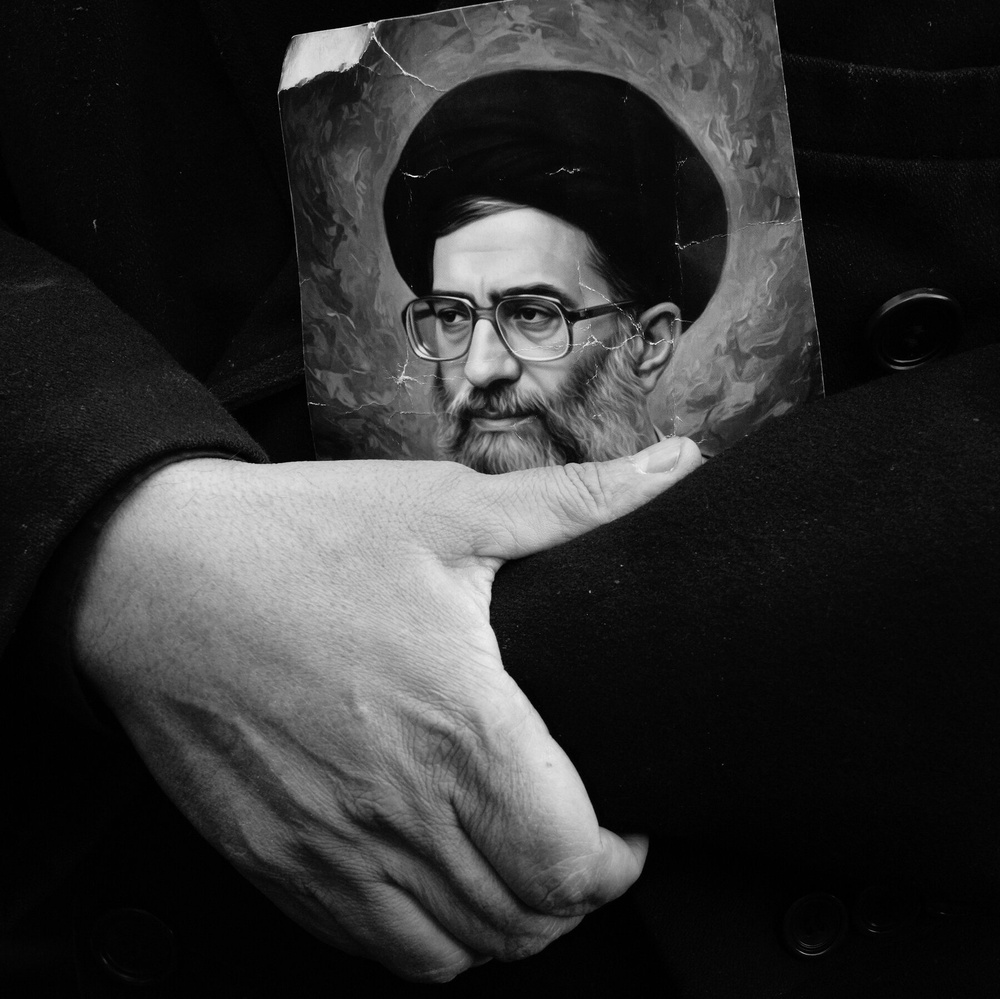 Изображение к статье: Тиран падает. Начинается опасная неопределённость.