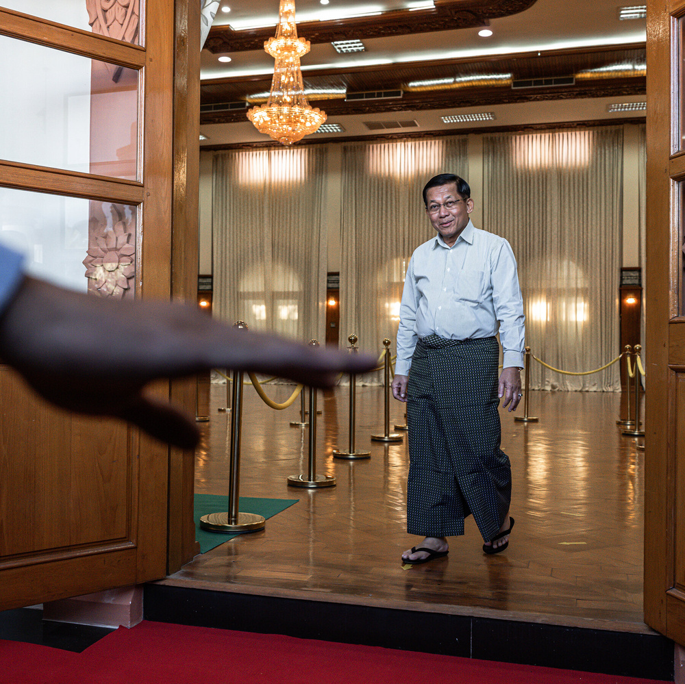 기사 이미지: 미얀마에서 군사 정권 지도자는 대통령직을 노리고 있다