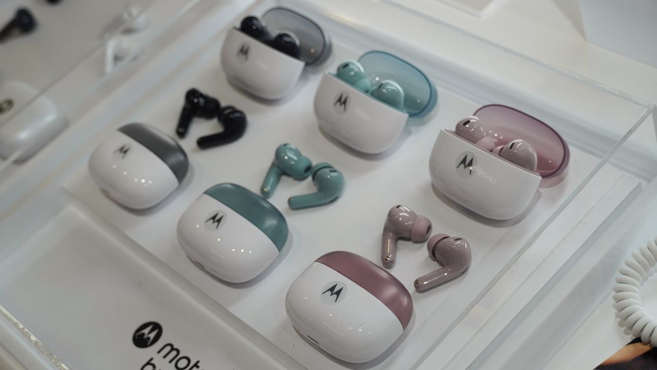 Изображение к статье: MWC 2026: Motorola представляет Moto Buds 2, Buds 2 Plus с Hi-Res звуком и долгим временем работы от аккумулятора
