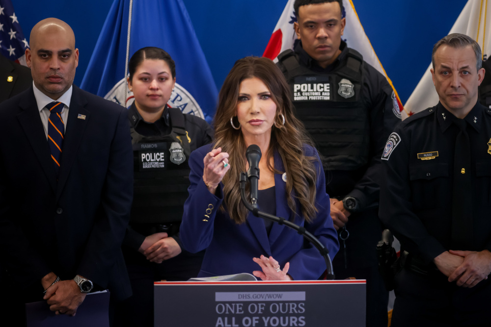 Изображение к статье: Мы запросили видеозаписи с нагрудных камер ICE. DHS утверждает, что у них их нет.