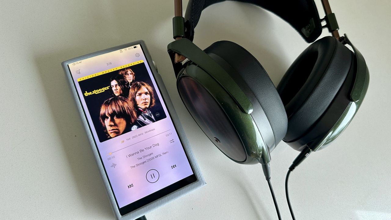 記事の画像： Meze Audioの新しい密閉型ヘッドホンは、見事に緑色で広々としていますが、その広さはサウンドステージだけではありません。