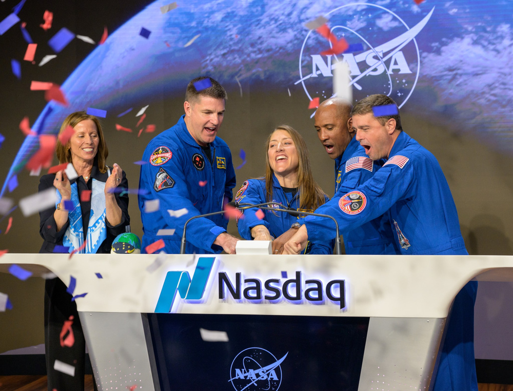 文章配图： NASA 阿尔忒弥斯二号机组人员敲响纳斯达克收盘钟声