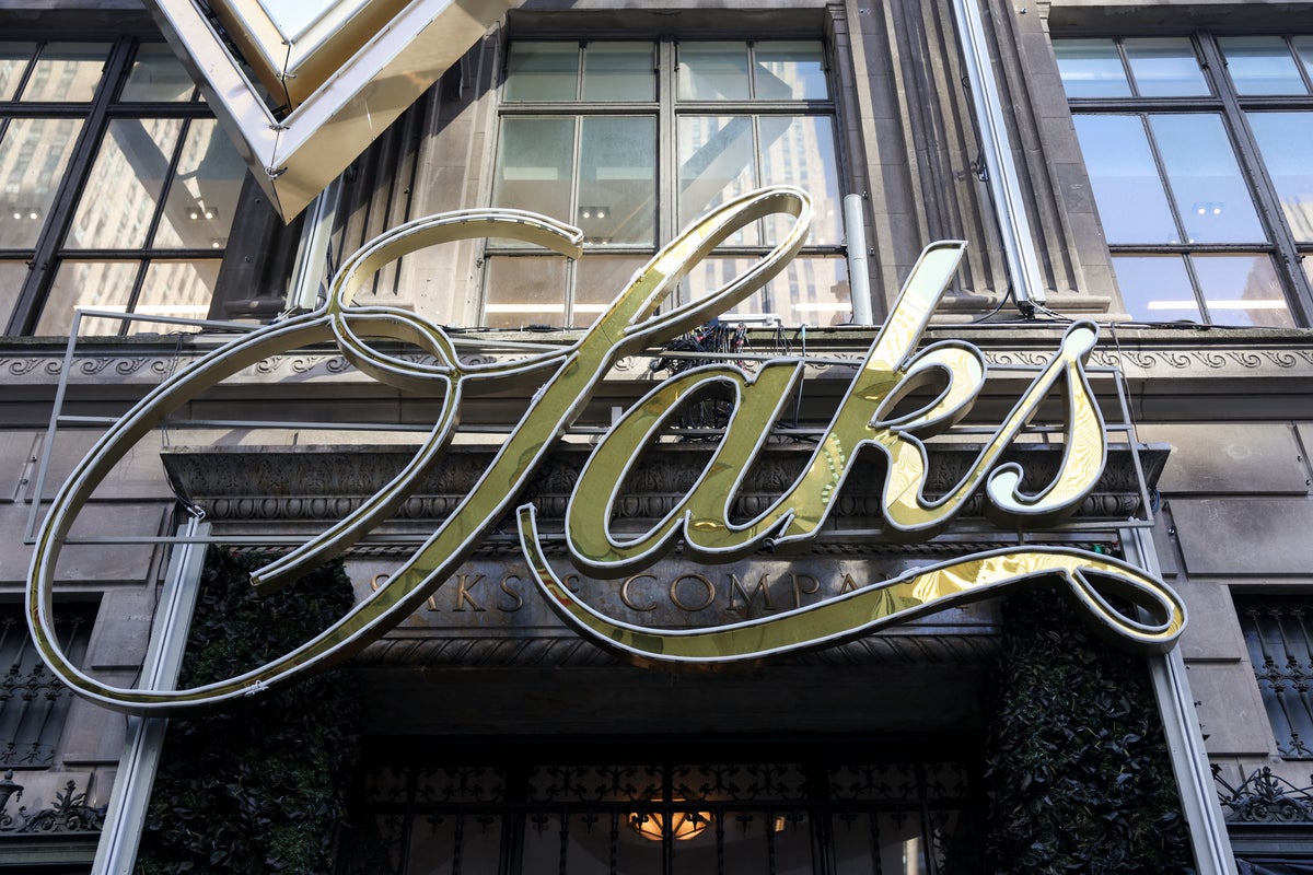 文章配图： Saks Global 大幅削减其企业员工规模”