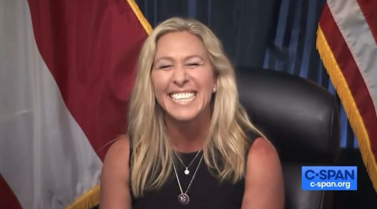 Imagen del artículo: "Tal como ese "extranjero ilegal", Marjorie Taylor Greene hace que manifestantes sean electrocutados con pistolas taser y retirados de su "ayuntamiento"."