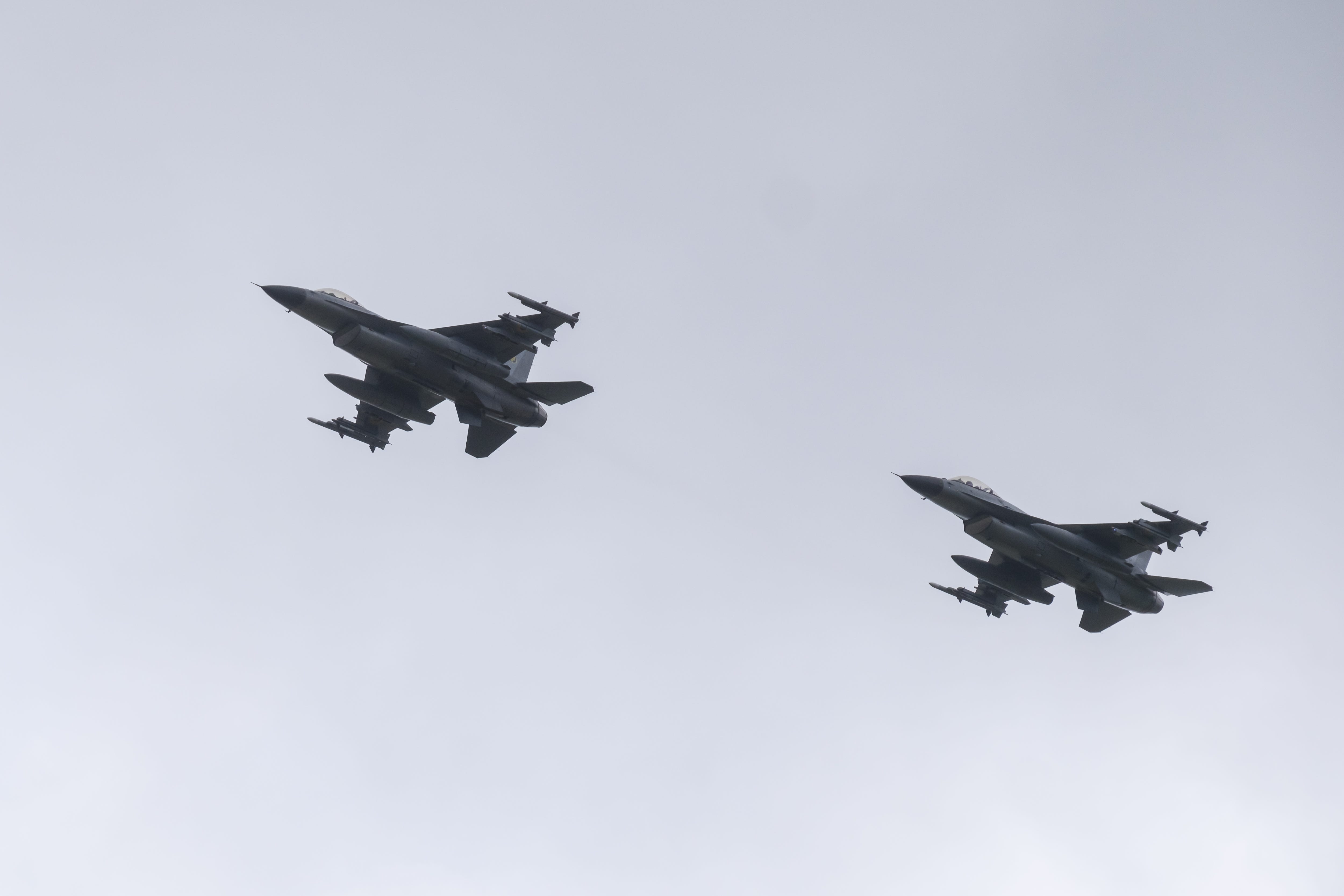 文章配图： 乌克兰未来的 F-16 战斗机飞行员正在学习在无 GPS 环境下飞行，因为俄罗斯的干扰使空中作战变得复杂。
