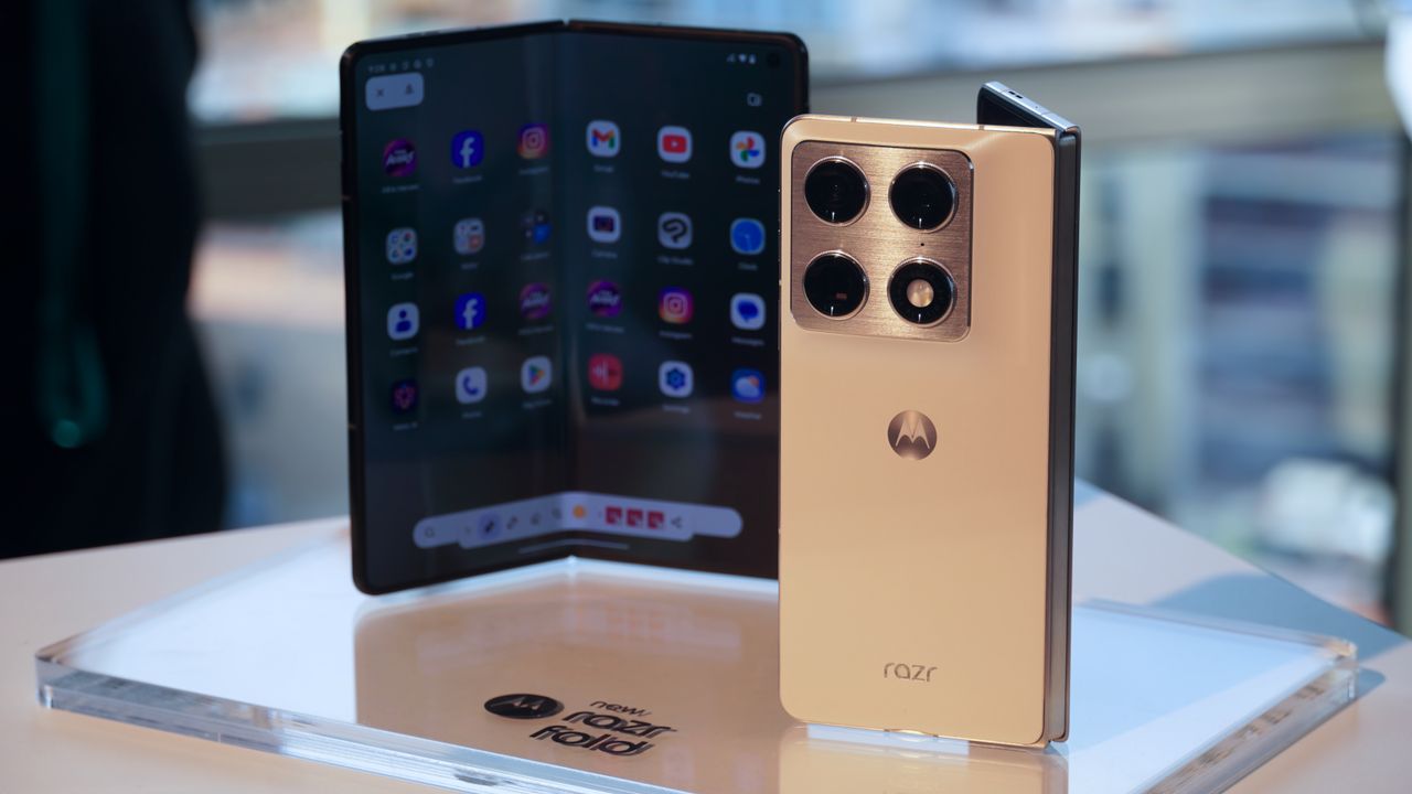 文章配图： 摩托罗拉 Razr Fold 终于公布价格：比三星 Galaxy Z Fold 7 更便宜。