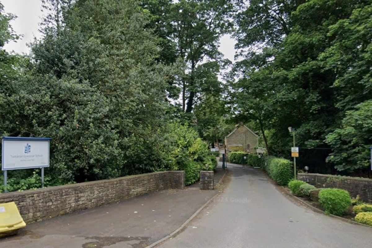 Изображение к статье: Девушка погибла в аварии с участием микроавтобуса, перевозившего девять подростков, недалеко от школы в Тадкастере.