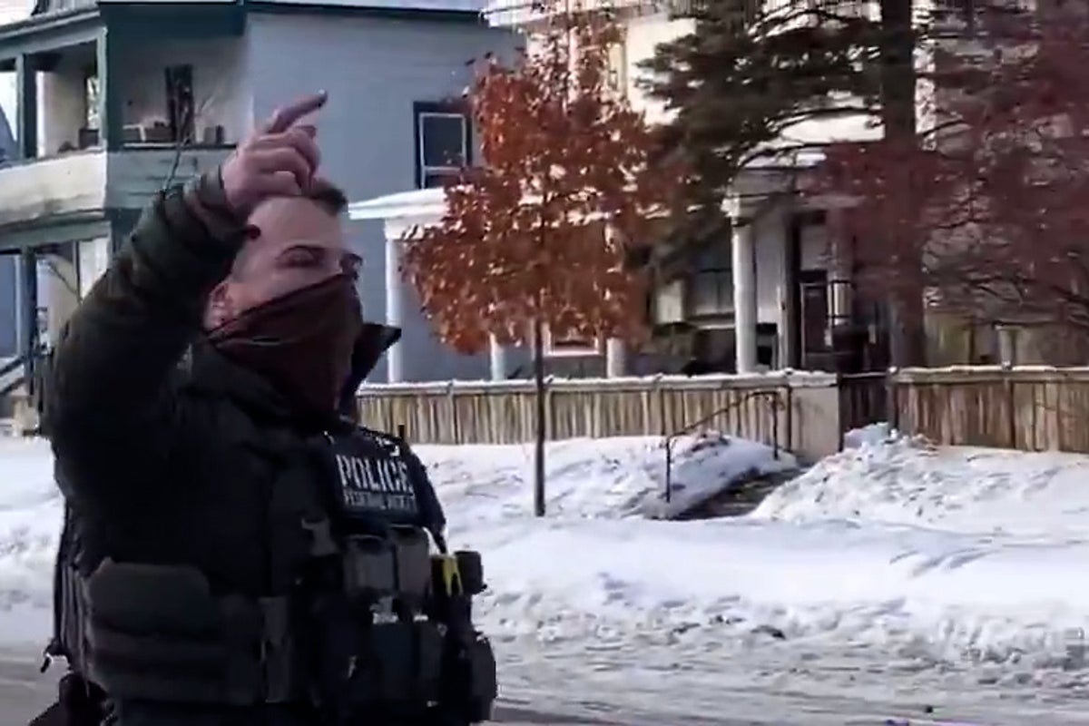 Изображение к статье: Агент ICE, смертельно застреливший женщину в Миннесоте, установлен: сообщение