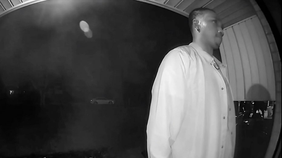 Изображение к статье: Мужчине предъявлено обвинение после того, как он, предположительно, угрожал убить отца из Огайо «во имя Аллаха» в ужасающей видеовстрече.