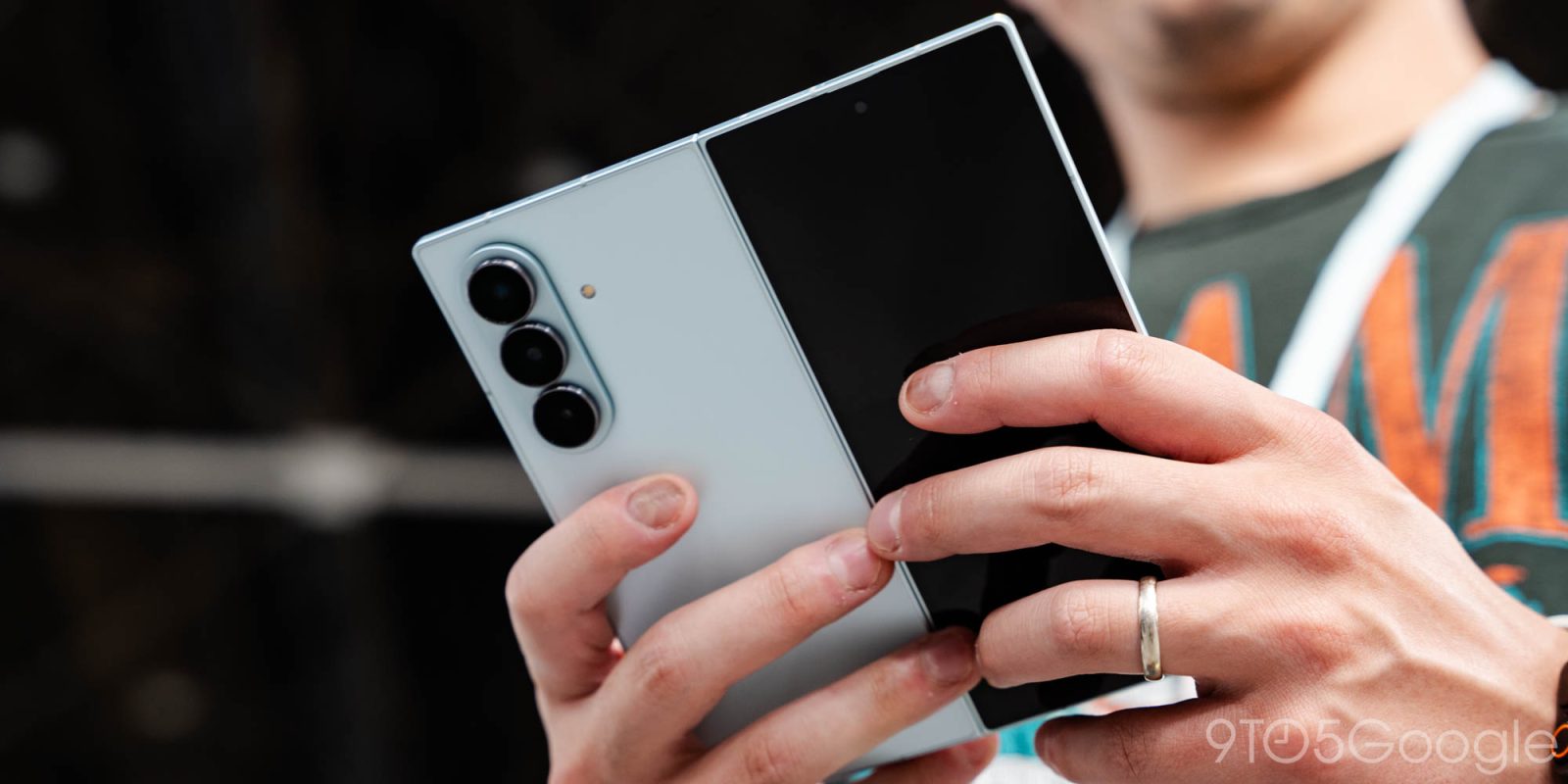 Bild zum Artikel: Samsung über Apples kommendes faltbares Gerät und KI-Assistenten jenseits von Gemini mit Galaxy S26 [Video]