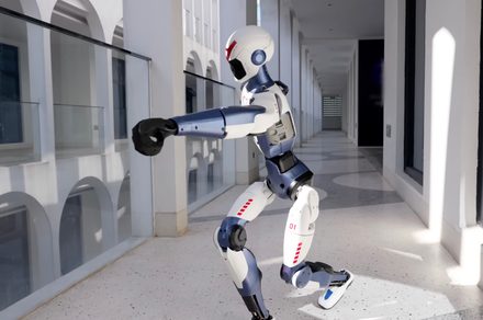 記事の画像： このとんでもなく安い、宙返りする人型ロボットが、アメリカに向かっているかもしれません。