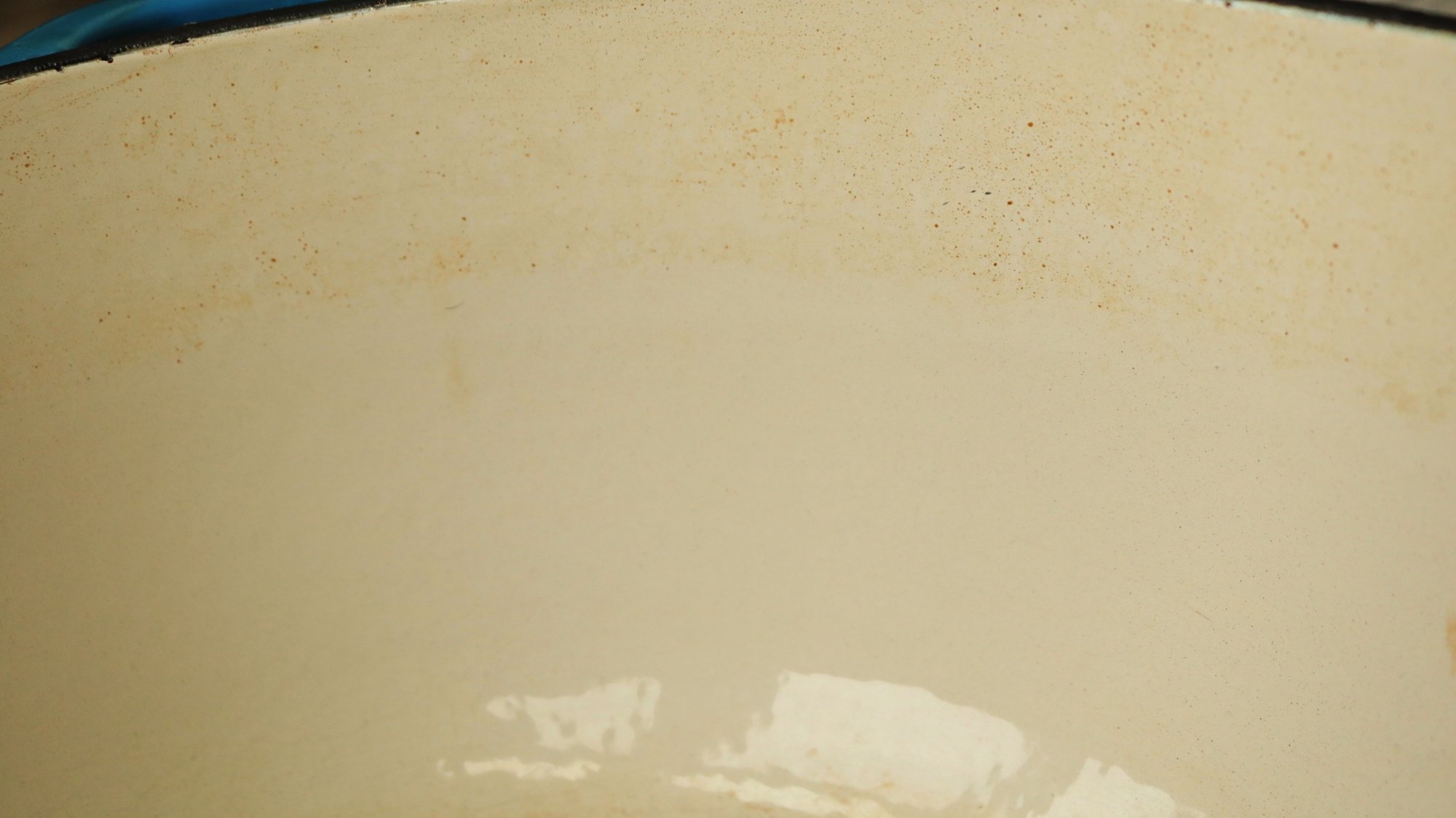 Image illustrant l'article : Les meilleures façons de nettoyer votre cocotte en fonte (et d'éviter les nouvelles taches)