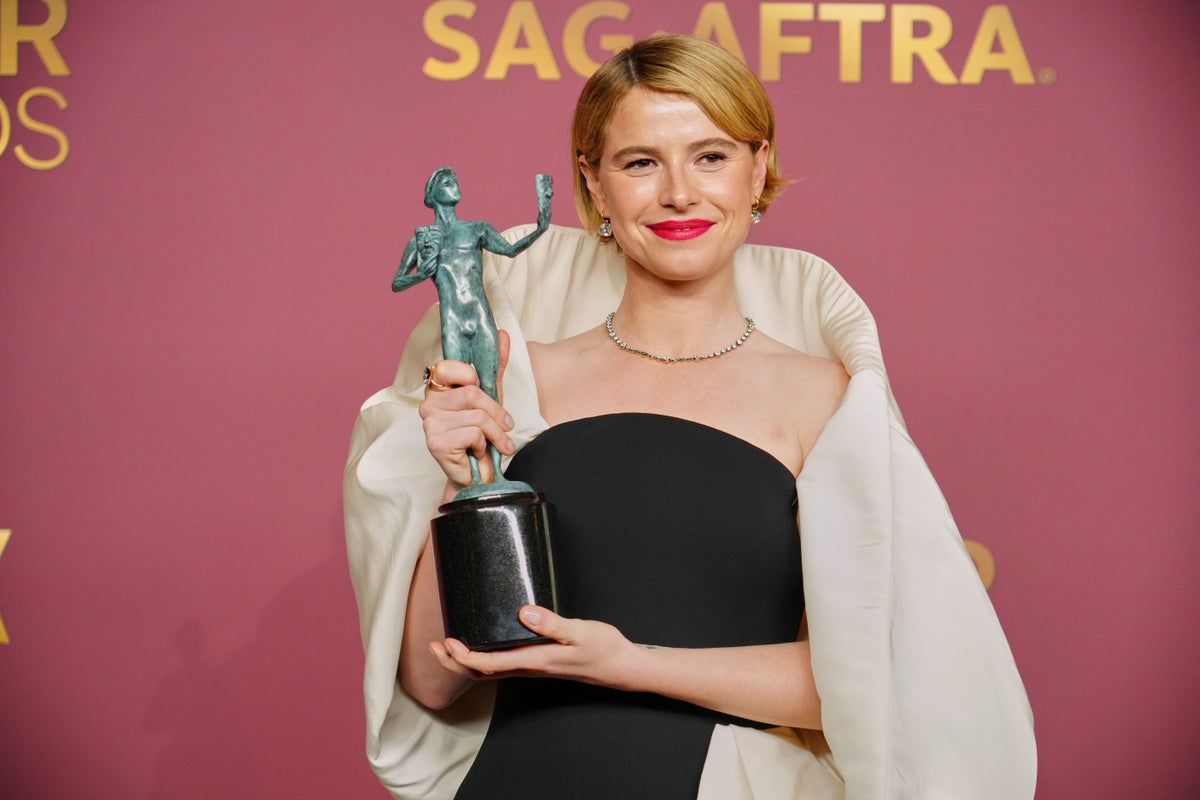 Изображение к статье: Эмма Стоун, Джесси Бакли и Теяна Тейлор демонстрируют винтажный гламур на церемонии вручения наград актерам 2026 года.