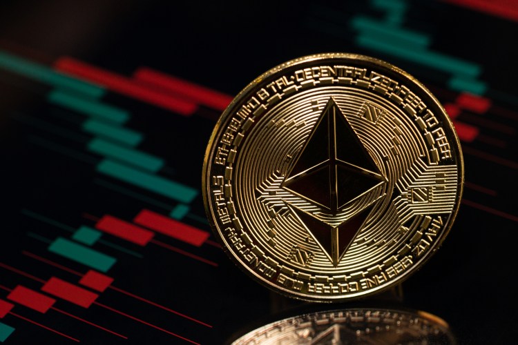 Изображение к статье: Цена Ethereum под давлением: выход китов и рынка деривативов сигнализирует о снижении аппетита