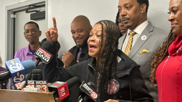 기사 이미지: 집에 침입한 사람을 신고한 여성을 살해한 전 일리노이주 부보안관, 징역 20년 선고