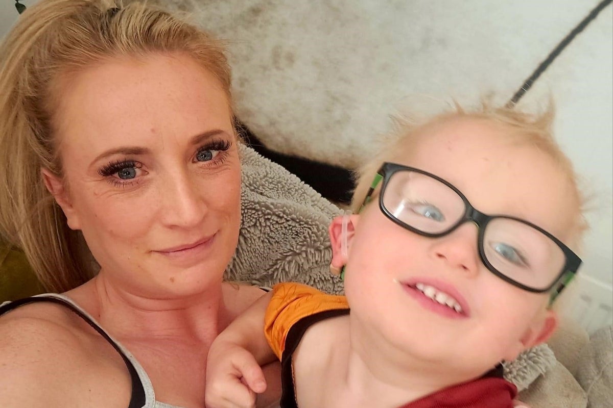 기사 이미지: 맹인 아이를 돌보기 위해 직장을 그만둬야 했습니다. 저는 SEND 개혁에 전혀 확신이 없습니다.